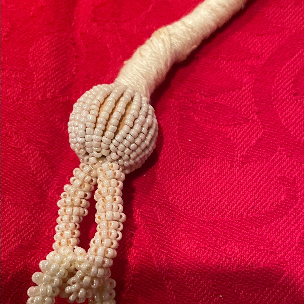 Elegant Cream Beaded Necklace with robe detail - Picture 5 of 13